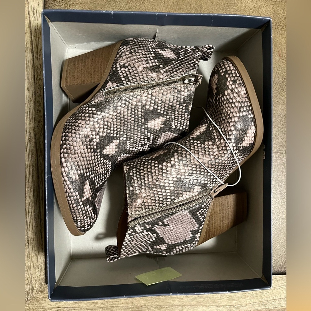 University thread snake skin booties, never worn